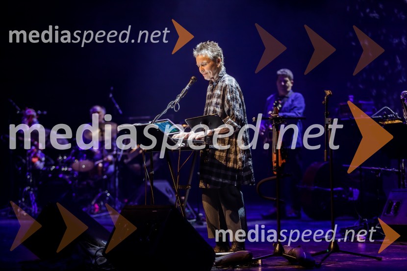  Laurie Anderson, ameriška umetnicaLaurie Anderson: Let X=X, koncert ameriške umetnice na odru Cankarjevega doma