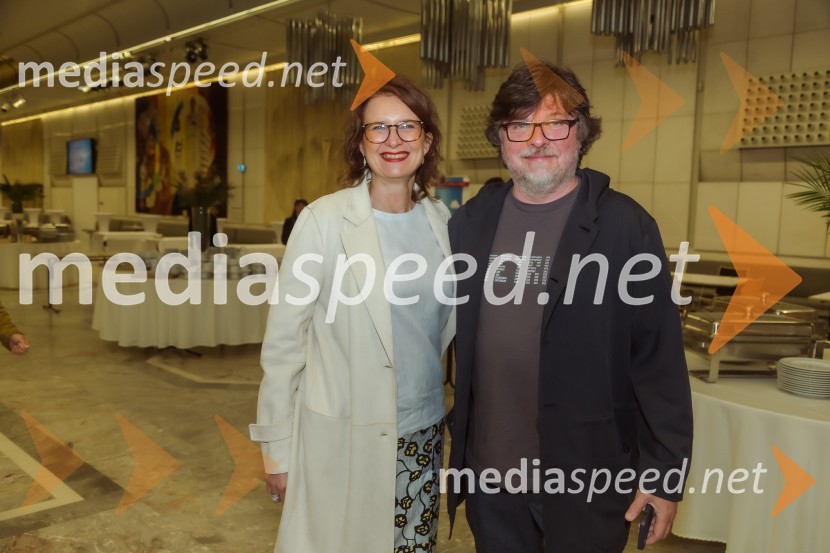 doc. dr. Jana Kenda;  Boštjan Botas Kenda, prorektor ALUO, pedagog, načrtovalec vizualnih sporočilLaurie Anderson: Let X=X, koncert ameriške umetnice na odru Cankarjevega doma