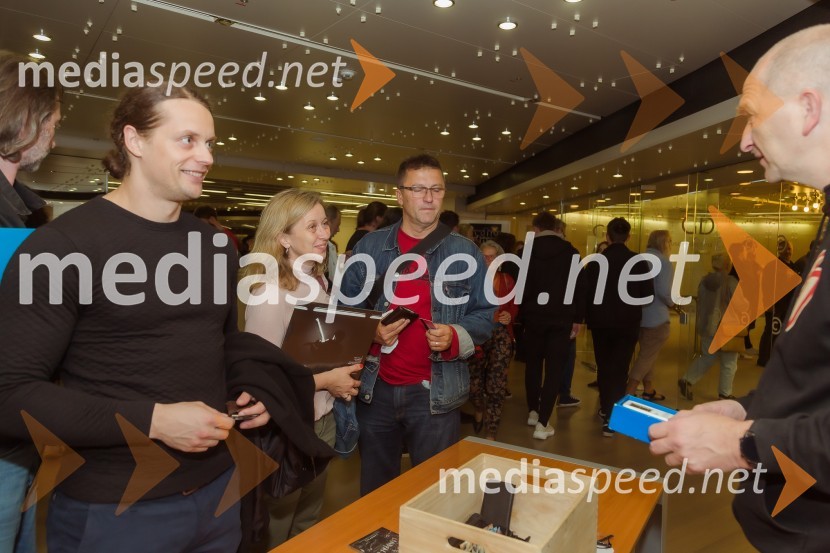  ... ;  Renate Rugelj, založba UMCO, Bukla; dr. Samo Rugelj, založba UMCO, BuklaLaurie Anderson: Let X=X, koncert ameriške umetnice na odru Cankarjevega doma