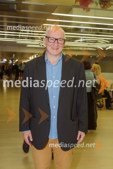  Ali Žerdin, novinar in urednik, Sobotna priloga DelaLaurie Anderson: Let X=X, koncert ameriške umetnice na odru Cankarjevega doma