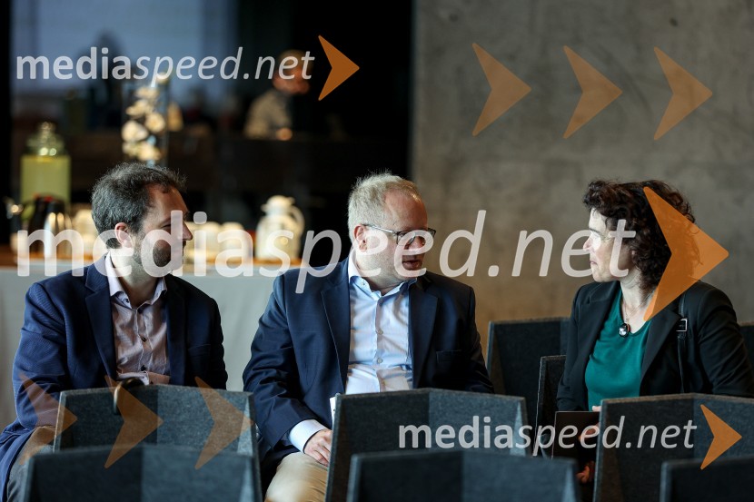  Vito Žuraj, skladatelj; mag. Aleš Drenik, vodja programa resne glasbe, opere in balet, Cankarjev dom; dr. Alix Landgrebe, direktorica, Goethe Institut v LjubljaniNovinarska konferenca Cankarjevega doma s predstavitvijo nove sezone 2023/24