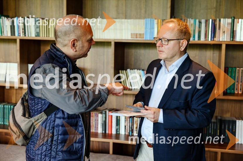  Milko Lazar, skladatelj, pianist; mag. Aleš Drenik, vodja programa resne glasbe, opere in balet, Cankarjev domNovinarska konferenca Cankarjevega doma s predstavitvijo nove sezone 2023/24