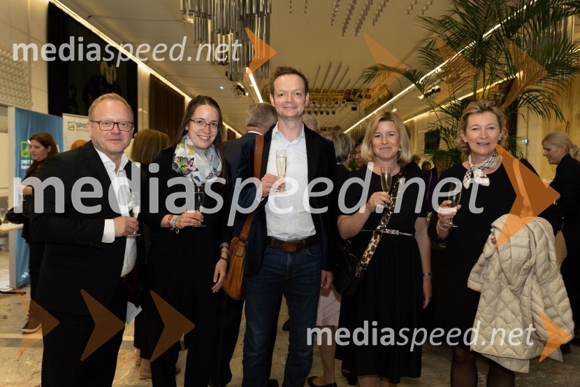 mag. Aleš Drenik, vodja programa resne glasbe, opere in balet, Cankarjev dom;  ... ;  ... ;  ... ;  ... Sezono zlatega abonmaja v Cankarjevem domu sklenil Orkester Tonkünstler