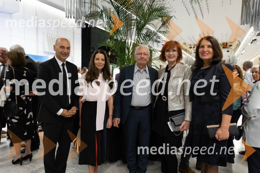  Marjan  Batagelj, predsednik upravnega odbora, Postojnska jama;  Katja Dolenc Batagelj, izvršna dirketorica trženja, Postojnska jama; dr. Peter Kamien;  Darinka Pavlič Kamien, strokovnjakinja za komuniciranje; mag. Breda Pečovnik, direktorica kongresno komercialne dejavnosti Cankarjev domSezono zlatega abonmaja v Cankarjevem domu sklenil Orkester Tonkünstler