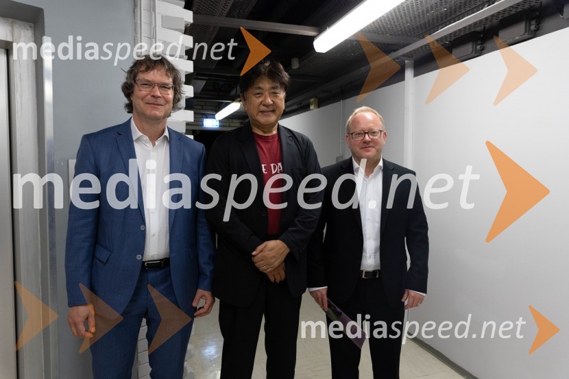  ... ;  Yutaka Sado, dirigent; mag. Aleš Drenik, vodja programa resne glasbe, opere in balet, Cankarjev domSezono zlatega abonmaja v Cankarjevem domu sklenil Orkester Tonkünstler