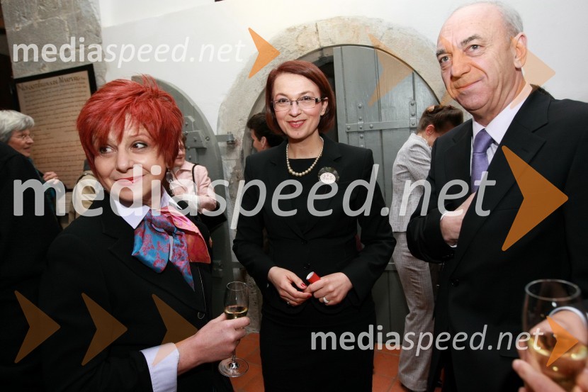 Majda Širca, ministrica za kulturo, Mirjana Koren, direktorica Pokrajinskega muzeja Maribor in Janez Ujčič, generalni direktor RTS in mestni svetnik MOMMed bliščem in bedo srednjega veka, odprtje drugega dela stalne razstave v Pokrajinskem muzeju Maribor