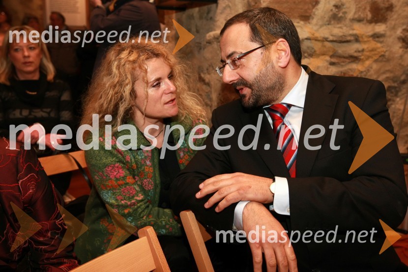 Jasmina Vidmar, mestna svetnica MOM in dr. József Györkös, državni sekretar Ministrstva za visoko šolstvo, znanost in tehnologijoMed bliščem in bedo srednjega veka, odprtje drugega dela stalne razstave v Pokrajinskem muzeju Maribor
