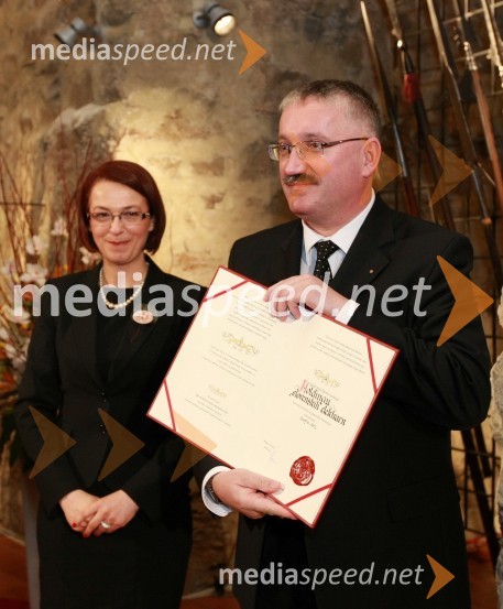 Mirjana Koren, direktorica Pokrajinskega muzeja Maribor, in mag. Viljem Pozeb, direktor Holdinga slovenskih elektrarn (HSE)Med bliščem in bedo srednjega veka, odprtje drugega dela stalne razstave v Pokrajinskem muzeju Maribor