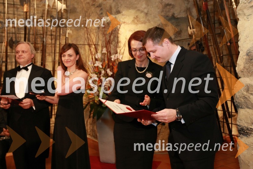 Pavle Ravnohrib, igralec, Tajda Lekše, povezovalka večera, Mirjana Koren, direktorica Pokrajinskega muzeja Maribor, in mag. Igor Marinič, namestnik direktorja Pošte SlovenijeMed bliščem in bedo srednjega veka, odprtje drugega dela stalne razstave v Pokrajinskem muzeju Maribor