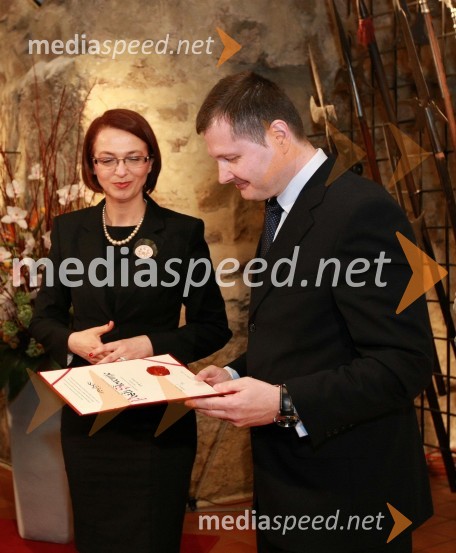 Mirjana Koren, direktorica Pokrajinskega muzeja Maribor, in mag. Igor Marinič, namestnik direktorja Pošte SlovenijeMed bliščem in bedo srednjega veka, odprtje drugega dela stalne razstave v Pokrajinskem muzeju Maribor