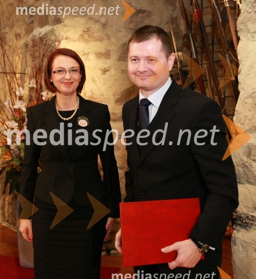 Mirjana Koren, direktorica Pokrajinskega muzeja Maribor, in mag. Igor Marinič, namestnik direktorja Pošte SlovenijeMed bliščem in bedo srednjega veka, odprtje drugega dela stalne razstave v Pokrajinskem muzeju Maribor