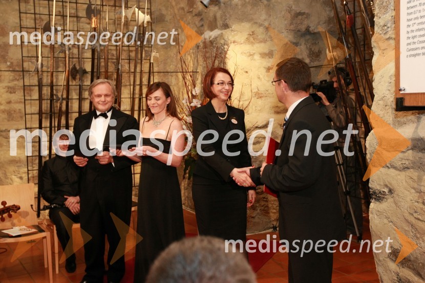 Pavle Ravnohrib, igralec, Tajda Lekše, povezovalka večera, Mirjana Koren, direktorica Pokrajinskega muzeja Maribor, in Andrej Tumpej, izvršni direktor za tehnično področje Dravske elektrarne Maribor (DEM)Med bliščem in bedo srednjega veka, odprtje drugega dela stalne razstave v Pokrajinskem muzeju Maribor