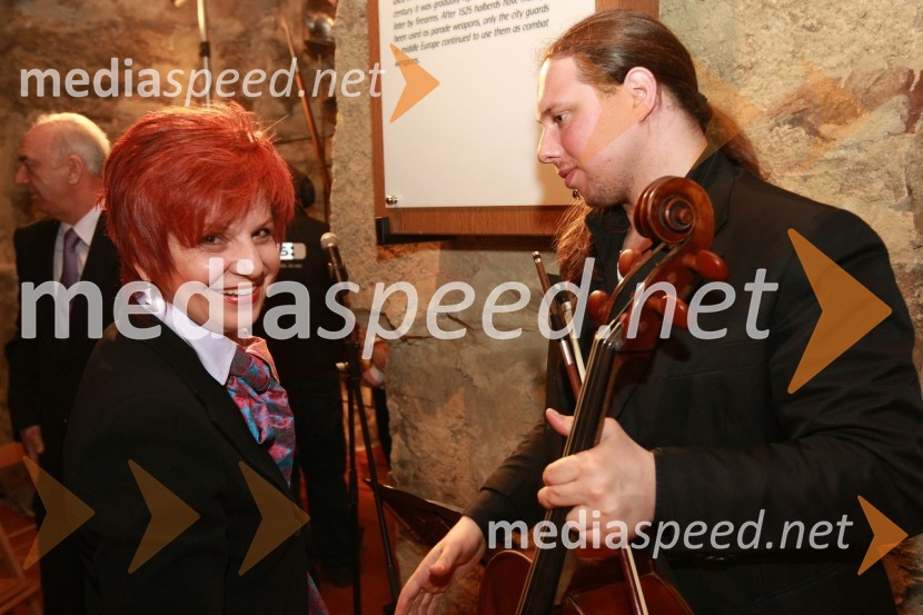Majda Širca, ministrica za kulturo, in Antonije Hajdin, čelist, Umetniška organizacija SavitraMed bliščem in bedo srednjega veka, odprtje drugega dela stalne razstave v Pokrajinskem muzeju Maribor