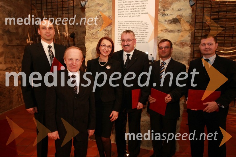 Mirjana Koren, direktorica Pokrajinskega muzeja Maribor in meceni Pokrajinskega muzeja Maribor: Matjaž Kovačič, predsednik uprave Nova KBM d.d., dr. Jože Zagožen, direktor Holdinga Slovenskih Elektrarn (HSE), mag. Viljem Pozeb, direktor Holdinga slovenskih elektrarn (HSE), Andrej Tumpej, izvršni direktor za tehnično področje Dravske elektrarne Maribor (DEM) in mag. Igor Marinič, namestnik direktorja Pošte SlovenijeMed bliščem in bedo srednjega veka, odprtje drugega dela stalne razstave v Pokrajinskem muzeju Maribor