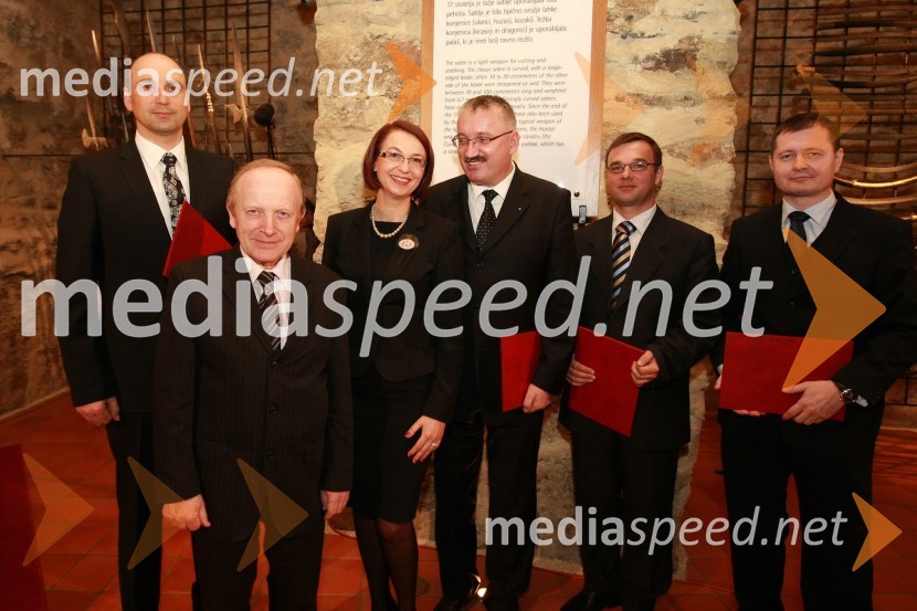 Mirjana Koren, direktorica Pokrajinskega muzeja Maribor, in meceni Pokrajinskega muzeja Maribor: Matjaž Kovačič, predsednik uprave Nova KBM d.d., dr. Jože Zagožen, direktor Holdinga Slovenskih Elektrarn (HSE), mag. Viljem Pozeb, direktor Holdinga slovenskih elektrarn (HSE), Andrej Tumpej, izvršni direktor za tehnično področje Dravske elektrarne Maribor (DEM) in mag. Igor Marinič, namestnik direktorja Pošte SlovenijeMed bliščem in bedo srednjega veka, odprtje drugega dela stalne razstave v Pokrajinskem muzeju Maribor