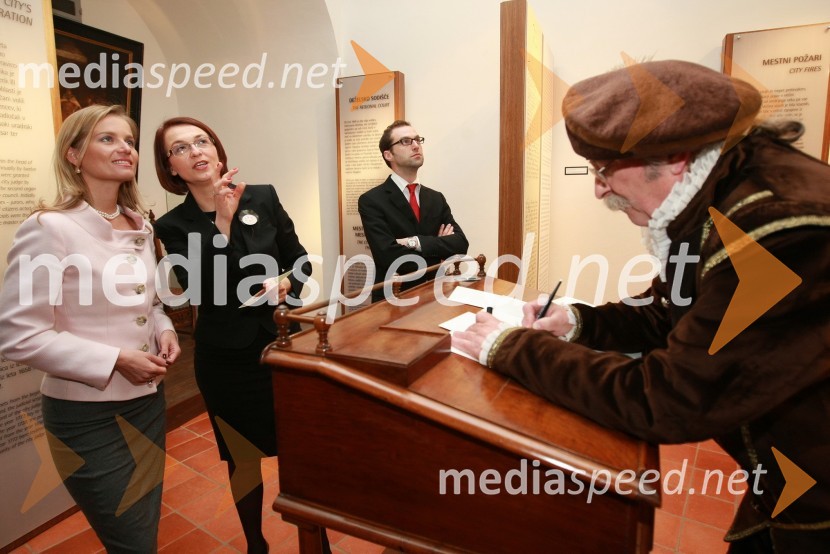 Katarina Kresal, ministrica za notranje zadeve, Mirjana Koren, direktorica Pokrajinskega muzeja Maribor, Matija Sevšek, svetovalec na Ministrstvu za notranje zadeve, in Bojan Nedok, Pokrajinskega muzeja Maribor, kaligrafMed bliščem in bedo srednjega veka, odprtje drugega dela stalne razstave v Pokrajinskem muzeju Maribor