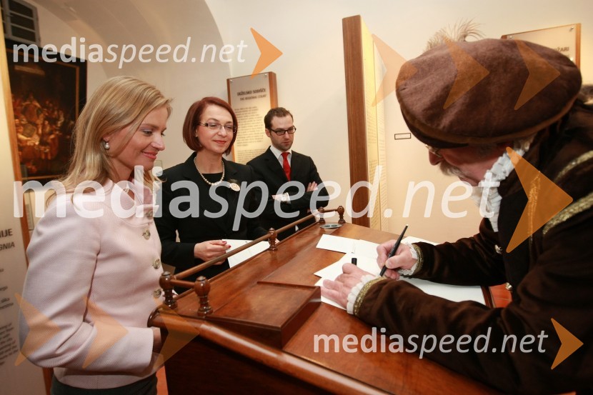 Katarina Kresal, ministrica za notranje zadeve, Mirjana Koren, direktorica Pokrajinskega muzeja Maribor, Matija Sevšek, svetovalec na Ministrstvu za notranje zadeve, in Bojan Nedok, Pokrajinskega muzeja Maribor, kaligrafMed bliščem in bedo srednjega veka, odprtje drugega dela stalne razstave v Pokrajinskem muzeju Maribor