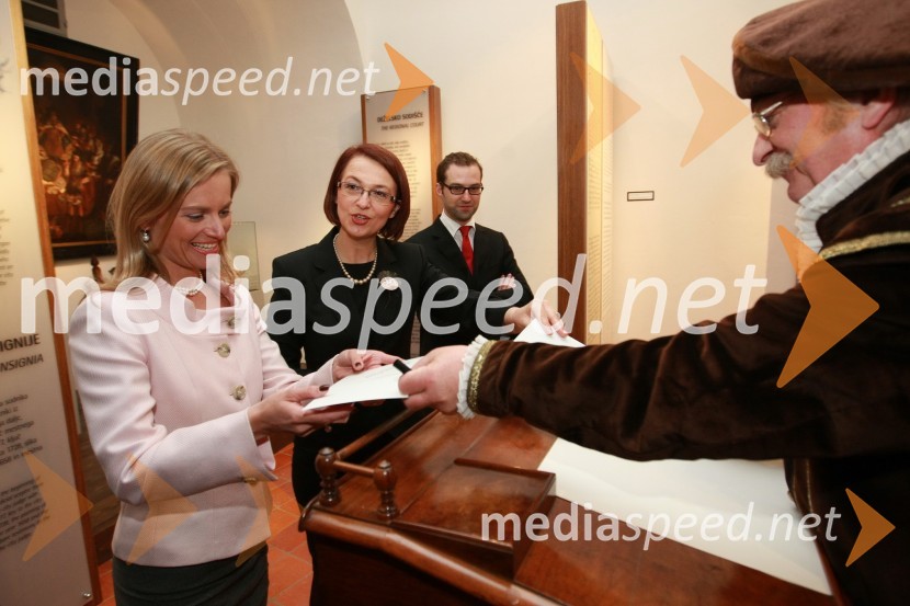Katarina Kresal, ministrica za notranje zadeve, Mirjana Koren, direktorica Pokrajinskega muzeja Maribor, Matija Sevšek, svetovalec na Ministrstvu za notranje zadeve, in Bojan Nedok, Pokrajinskega muzeja Maribor, kaligrafMed bliščem in bedo srednjega veka, odprtje drugega dela stalne razstave v Pokrajinskem muzeju Maribor