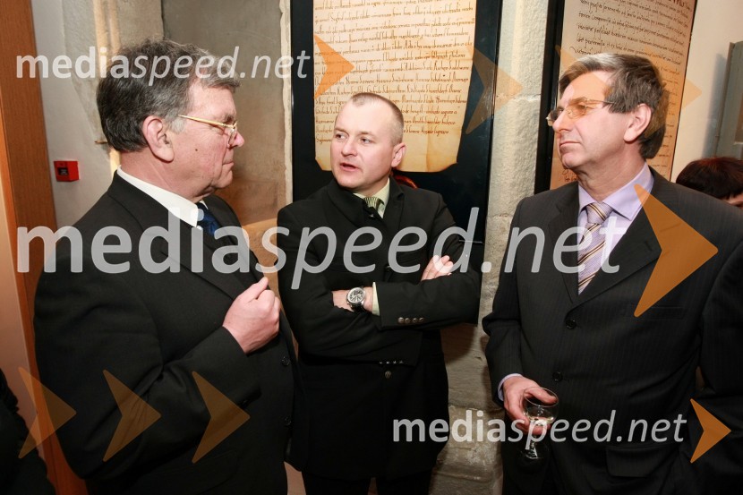 msgr. dr. Stanislav Lipovšek, župnik stolnice, Franc Kangler, župan Maribora, in Avgust Heričko, mestni svetnik MOMMed bliščem in bedo srednjega veka, odprtje drugega dela stalne razstave v Pokrajinskem muzeju Maribor