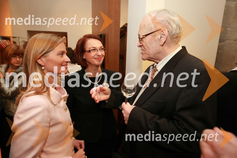 Katarina Kresal, ministrica za notranje zadeve, Mirjana Koren, direktorica Pokrajinskega muzeja Maribor, in njen oče Mišo ZatezaloMed bliščem in bedo srednjega veka, odprtje drugega dela stalne razstave v Pokrajinskem muzeju Maribor