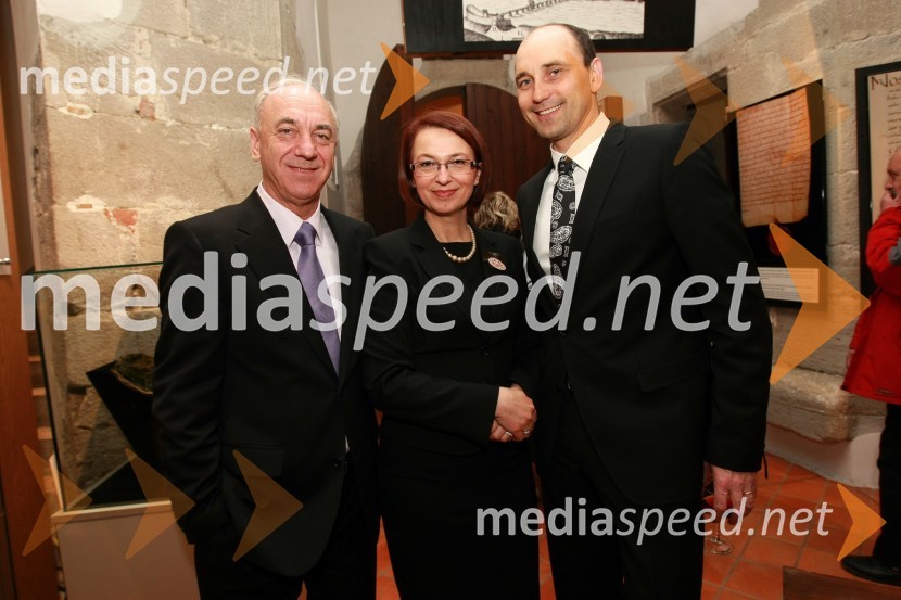 Janez Ujčič, generalni direktor RTS in mestni svetnik MOM, Mirjana Koren, direktorica Pokrajinskega muzeja Maribor in Matjaž Kovačič, predsednik uprave Nove KBMMed bliščem in bedo srednjega veka, odprtje drugega dela stalne razstave v Pokrajinskem muzeju Maribor