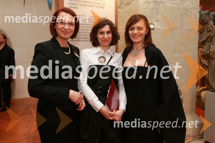 Mirjana Koren, direktorica Pokrajinskega muzeja Maribor, Maja Hren, Pokrajinski muzej Maribor in Tajda Lekše, povezovalka večeraMed bliščem in bedo srednjega veka, odprtje drugega dela stalne razstave v Pokrajinskem muzeju Maribor
