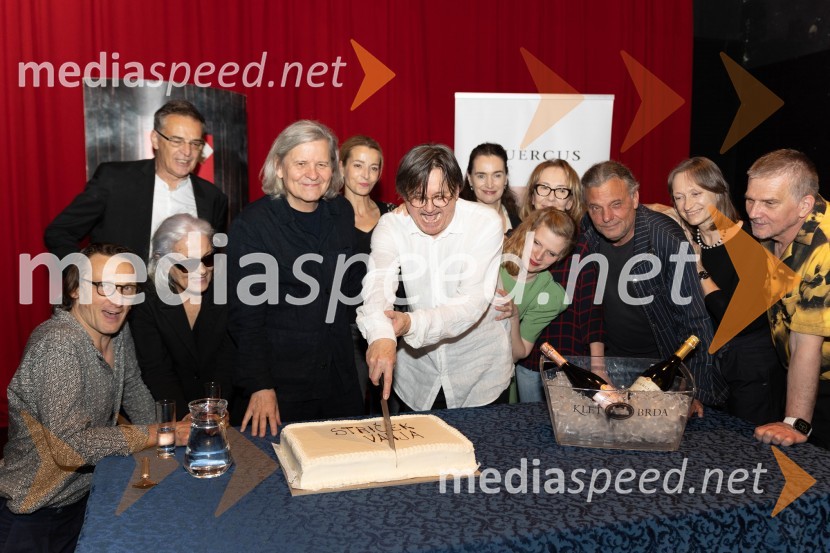  Marko  Mandić, igralec;  Bjanka Adžić Ursulov, kostumografinja;   Igor  Samobor, igralec;  Janusz Kica, režiser;  Maša Derganc, igralka;  Branko Šturbej, igralec;  Petra Govc, igralka;  Maruša Majer, igralka;  Silva Čušin Povše, dramska igralka;  Valter Dragan, igralec;  ... ;  ... Striček Vanja, premiera v SNG Drama Ljubljana