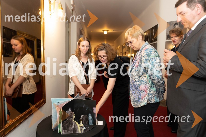  ... ;  ... ; dr. Nataša Pirc Musar, predsednica Republike Slovenije; dr. Aleš Musar, lastnik Ruske dačeStriček Vanja, premiera v SNG Drama Ljubljana