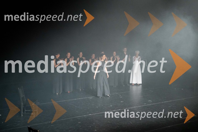  Urška Centa, plesalka flamenkaOdlaganje spominov, plesno glasbena suita