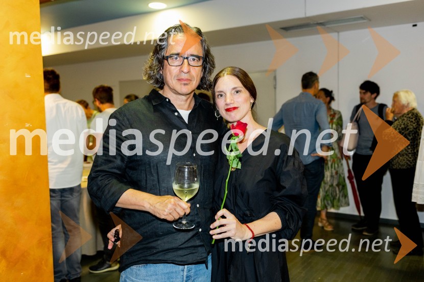  Carlos Pascual, pisatelj;  Mojca Medvedšek, učiteljica flamenka, lektorica portugalščineOdlaganje spominov, plesno glasbena suita