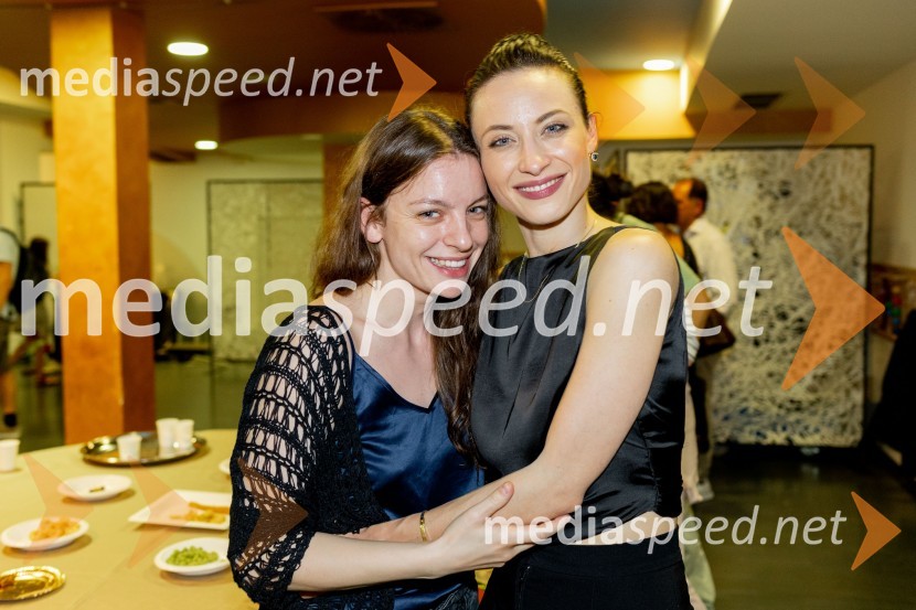  Tina Habun, Akademija za ples;  Urška Centa, plesalka flamenkaOdlaganje spominov, plesno glasbena suita