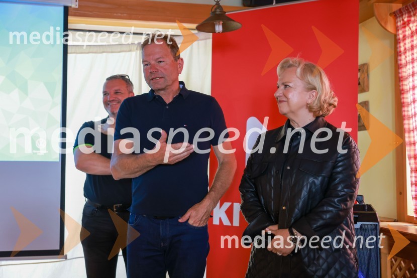  Marko Škriba, direktor znamke Volkswagen pri Porsche Slovenija d.o.o.;  Sabrina Pečelin, vodja odnosov z javnostmi pri Porsche Slovenija d.o.o.Volkswagen Amarok, predstavitev