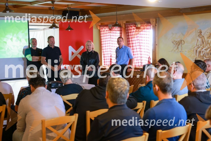  ... ;  Marko Škriba, direktor znamke Volkswagen pri Porsche Slovenija d.o.o.;  Sabrina Pečelin, vodja odnosov z javnostmi pri Porsche Slovenija d.o.o.;  ... Volkswagen Amarok, predstavitev