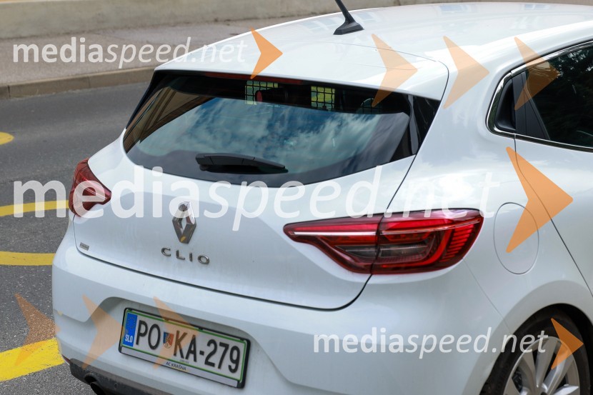 Radar mestnega redarstva Maribor pred Osnovno šolo Limbuš