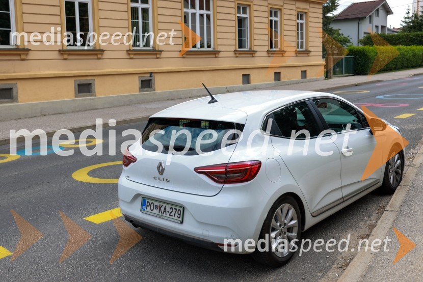 Radar mestnega redarstva Maribor pred Osnovno šolo Limbuš