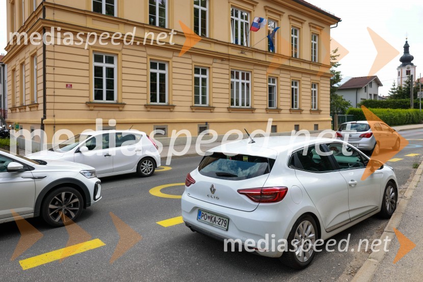 Radar mestnega redarstva Maribor pred Osnovno šolo Limbuš