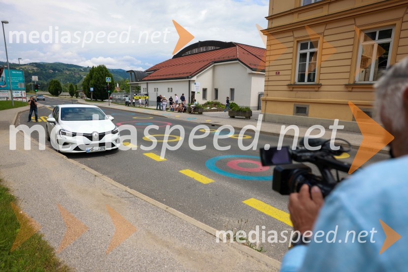 Radar mestnega redarstva Maribor pred Osnovno šolo Limbuš