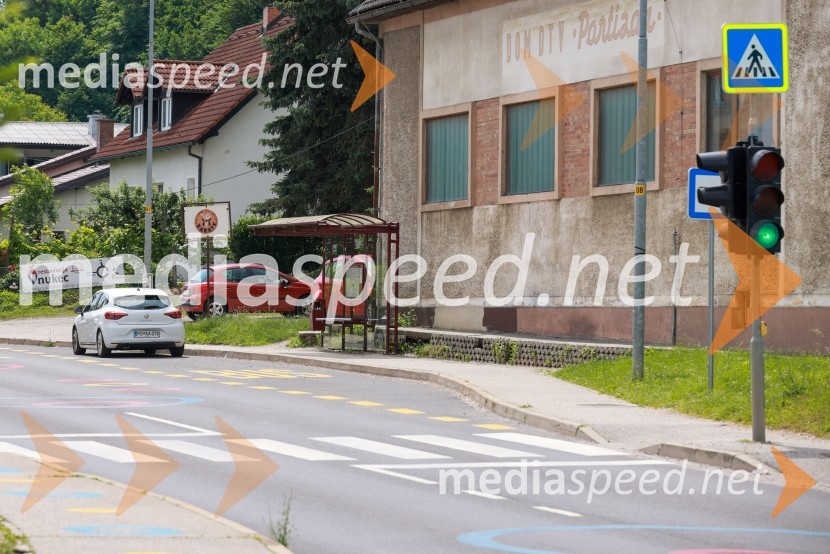 Radar mestnega redarstva Maribor pred Osnovno šolo Limbuš