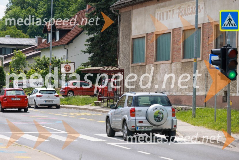 Radar mestnega redarstva Maribor pred Osnovno šolo Limbuš