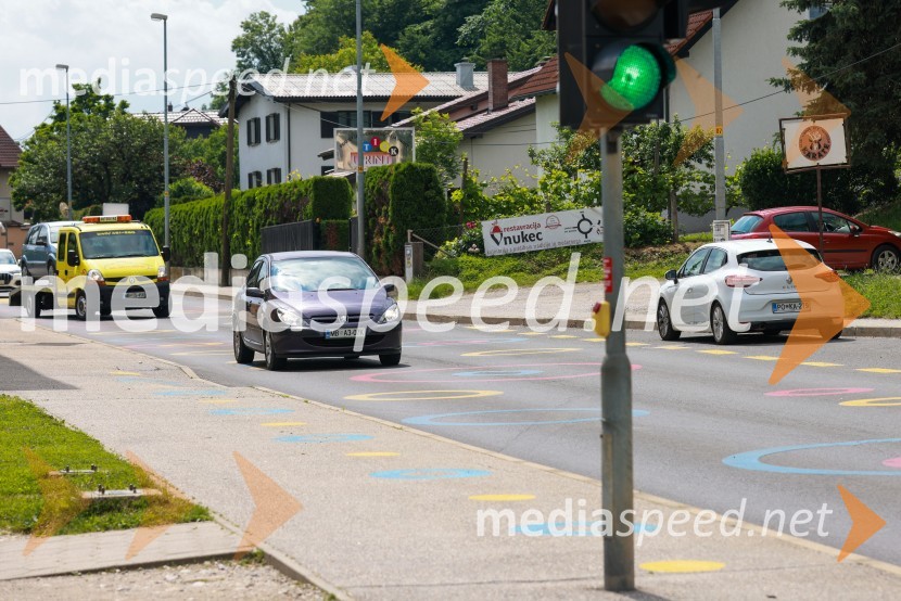 Radar mestnega redarstva Maribor pred Osnovno šolo Limbuš