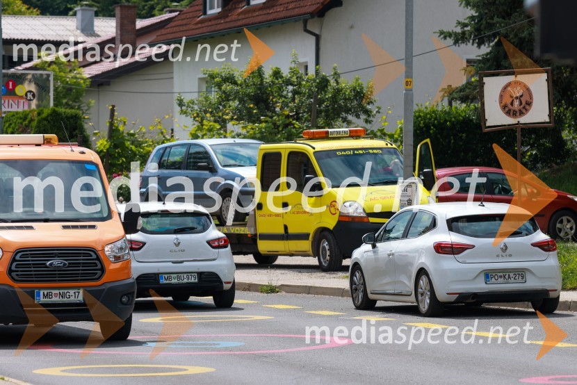 Radar mestnega redarstva Maribor pred Osnovno šolo Limbuš