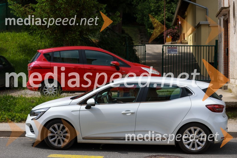 Radar mestnega redarstva Maribor pred Osnovno šolo Limbuš