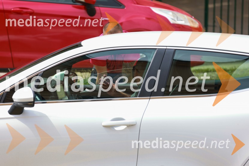 Radar mestnega redarstva Maribor pred Osnovno šolo Limbuš