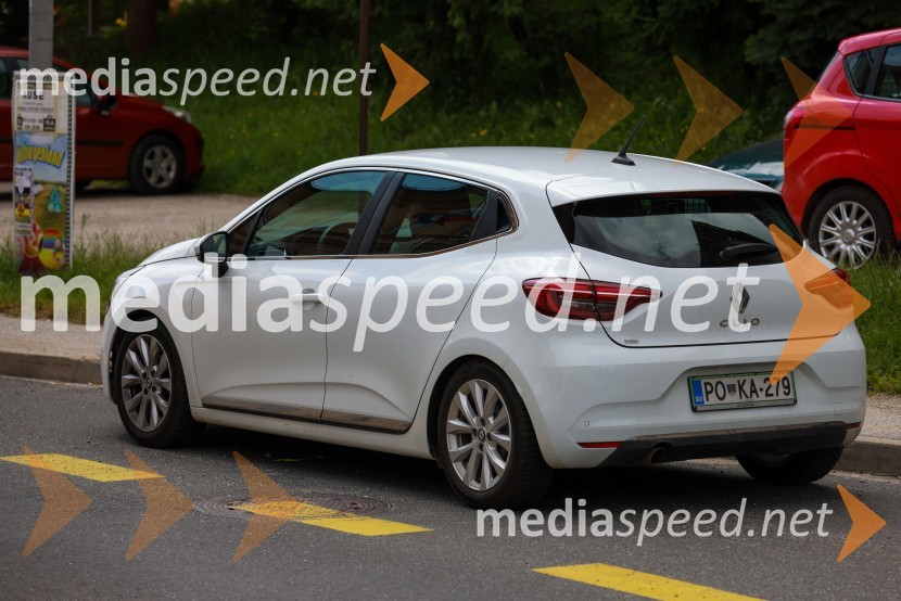 Radar mestnega redarstva Maribor pred Osnovno šolo Limbuš