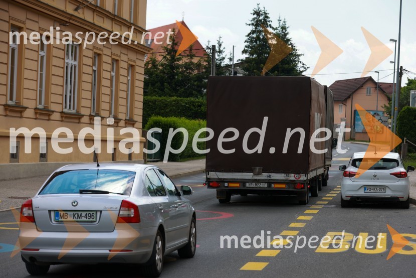 Radar mestnega redarstva Maribor pred Osnovno šolo Limbuš