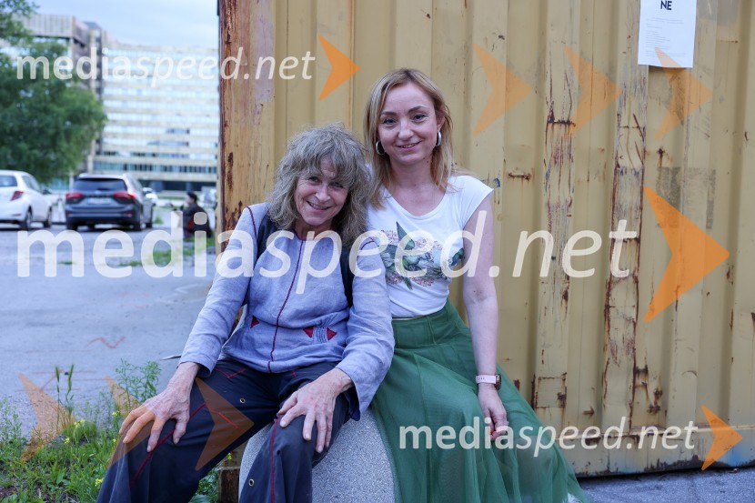  Ema Kugler, režiserka;  Tina Dobnik, producentka MASKAOtvoritev Festivala performansa s predstavo Sladke skrbi