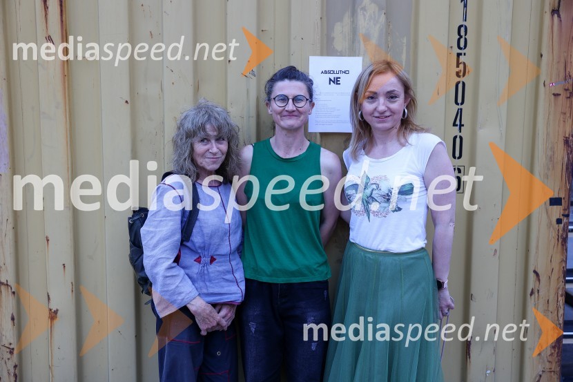  Ema Kugler, režiserka;  Barbara Kukovec, igralka;  Tina Dobnik, producentka MASKAOtvoritev Festivala performansa s predstavo Sladke skrbi