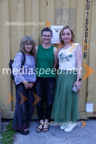  Ema Kugler, režiserka;  Barbara Kukovec, igralka;  Tina Dobnik, producentka MASKAOtvoritev Festivala performansa s predstavo Sladke skrbi