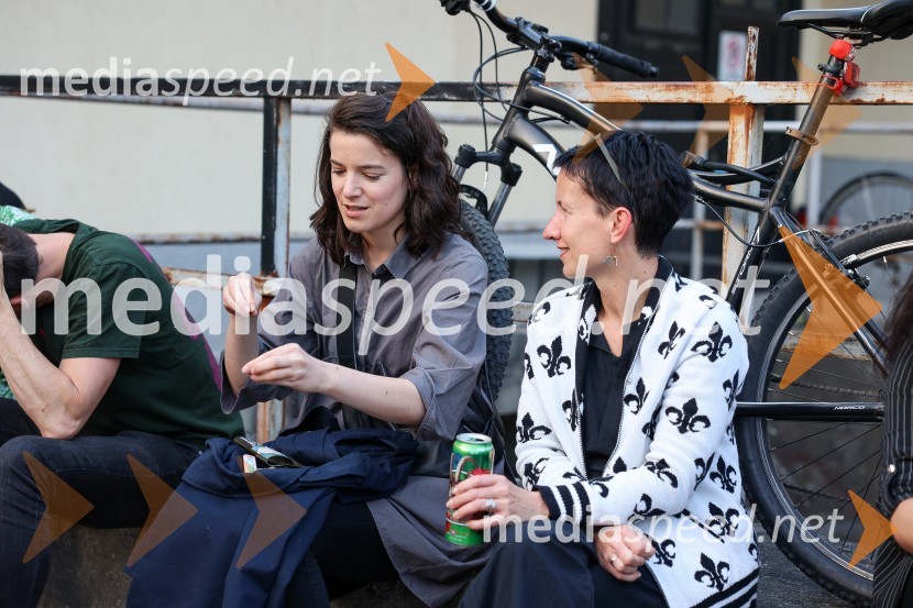  ... ;  Maja Vižin, BunkerOtvoritev Festivala performansa s predstavo Sladke skrbi