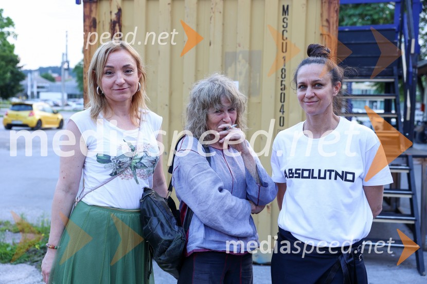  Tina Dobnik, producentka MASKA;  Ema Kugler, režiserka;  Katarina Stegnar, igralkaOtvoritev Festivala performansa s predstavo Sladke skrbi